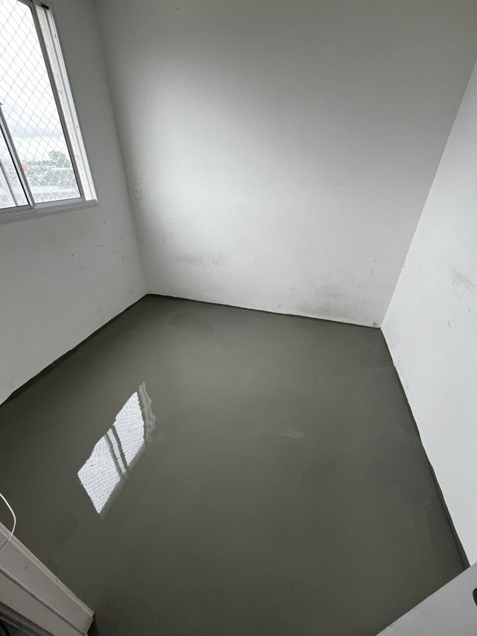 Autonivelante recém-aplicado no quarto