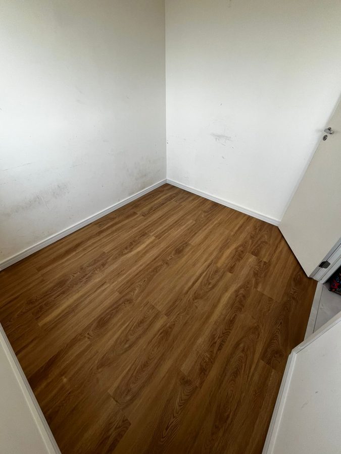 Quarto com piso vinílico amadeirado instalado